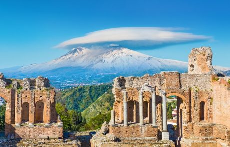 Ancient,Greek,Theatre,In,Taormina,On,Background,Of,Etna,Volcano, Vista sull'Etna dal Teatro Antico di Taormina - ph. Archivio Regione Siciliana