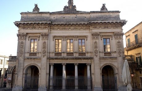 Facciata-teatro-noto