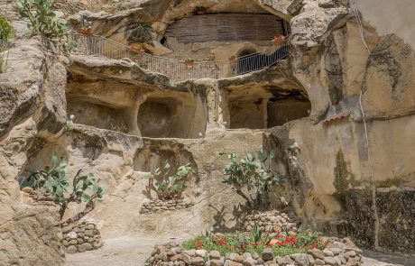 Castello Sperlinga-grotte