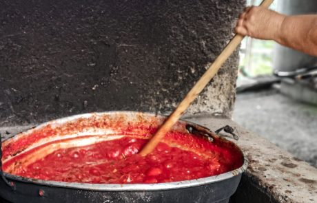 La salsa fatta in casa che ribolle nella quadara - ph Sessa